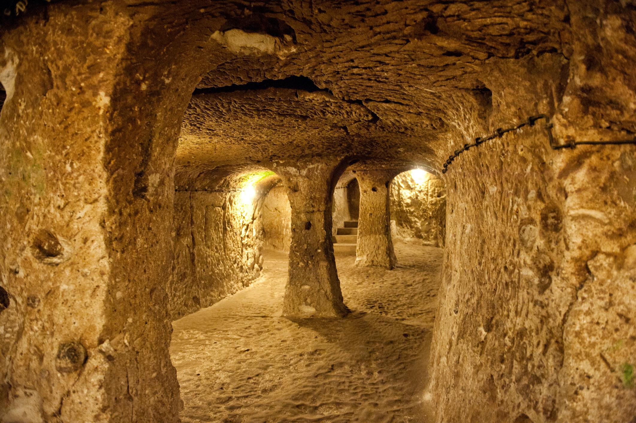 Человек проживший под землей. Каппадокия подземный город Деринкую. Древний город Деринкую Турция. Древний подземный город Деринкую. Город Деринкую в Турции подземный город.