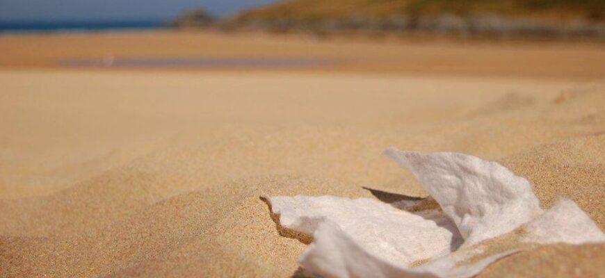 На пляжах Турции стало больше пластикового мусора