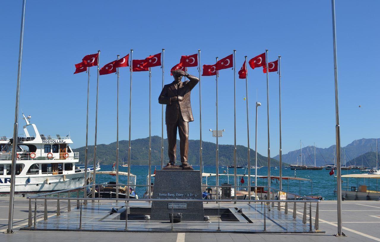 Фото памятника Ататюрку