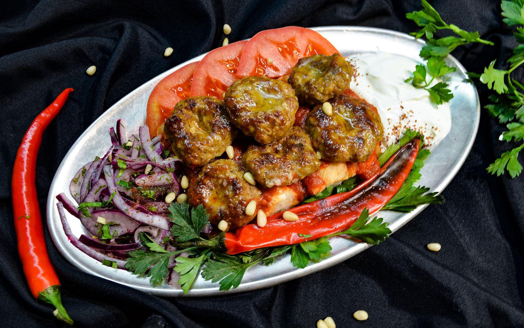 Фото Izgara kofte с овощами и соусом