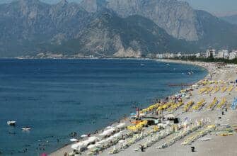 Пляжи Анталии переполнены людьми