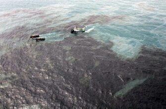 Нефтяное пятно в море в результате утечки топлива