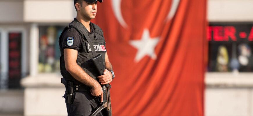 Многие полицейские в Турции назначены на новые должности