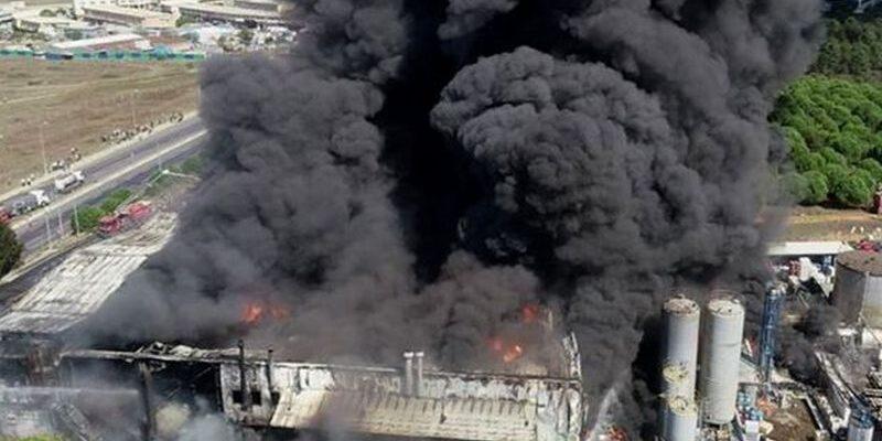 В Турции горит огромный завод