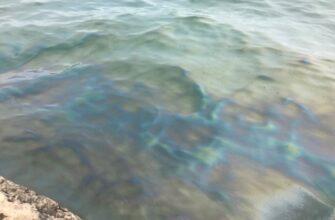 У побережья Анталии море покрылось нефтяной плёнкой