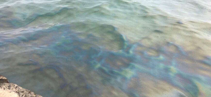 У побережья Анталии море покрылось нефтяной плёнкой