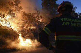 Лесной пожар уничтожил отель в Анталии