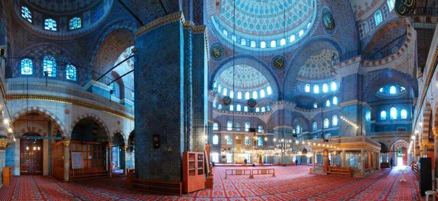 Россиянин напугал прихожан турецкой мечети