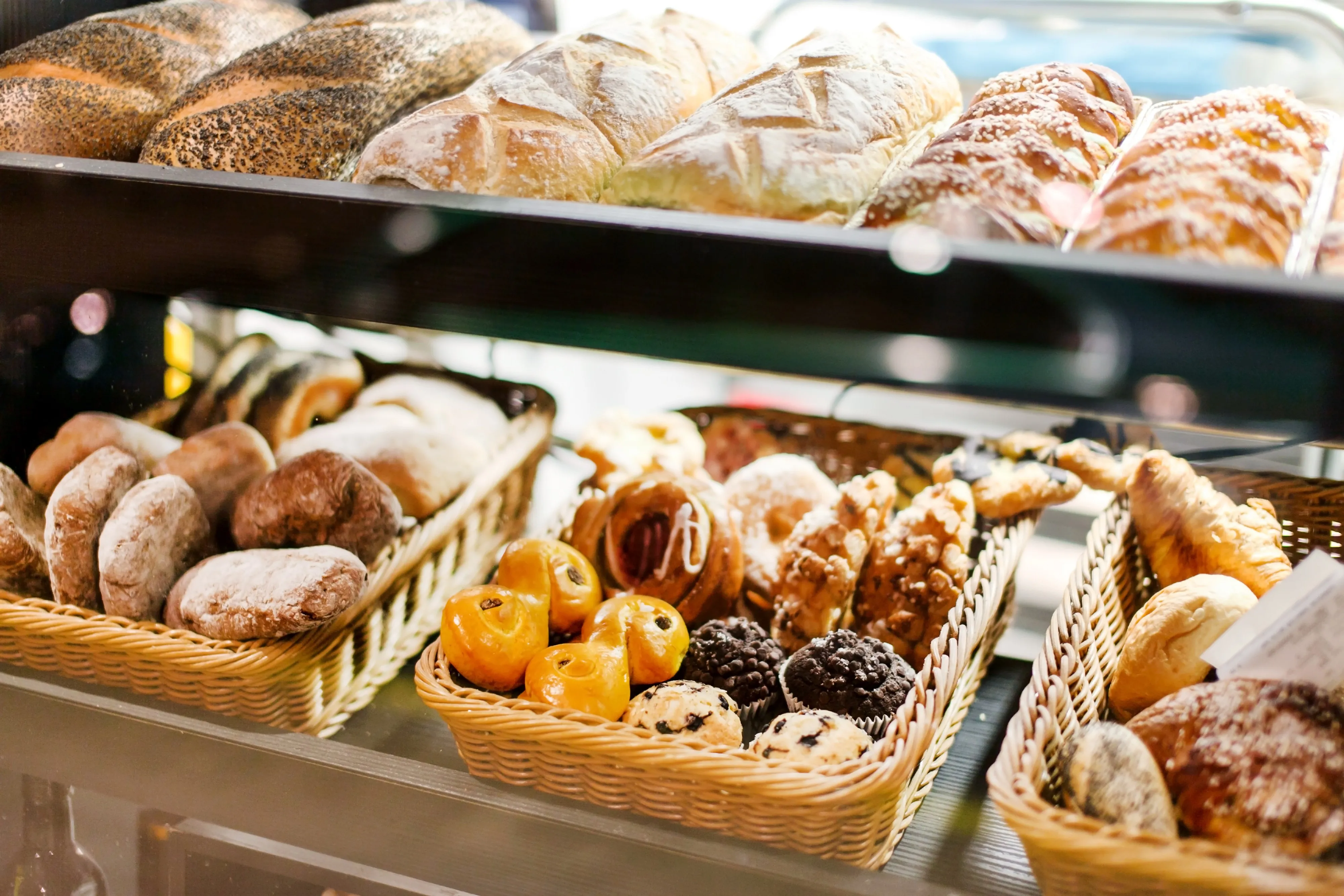 The Bakers: свежая выпечка и десерты, включая хлеб, пирожные и пончики