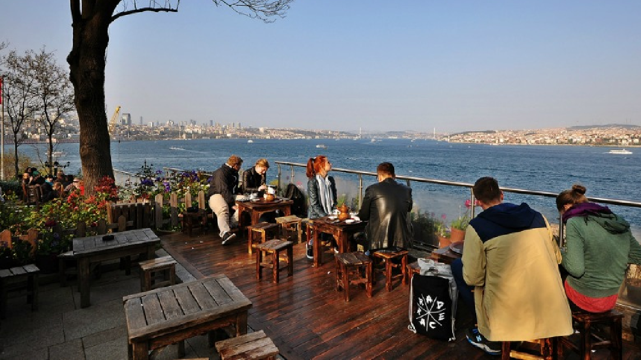 Чаепитие в Стамбуле н а вид Босфора
