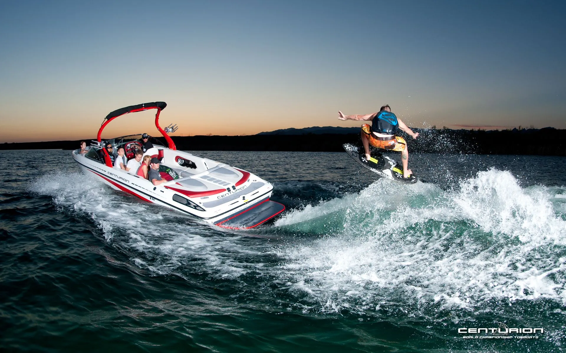 Водные виды спорта: возможность заниматься водными видами спорта, такими как вейкбординг, водные лыжи